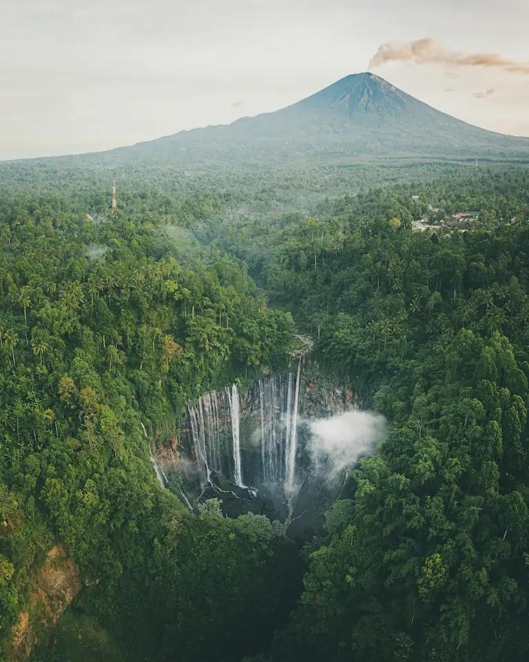 Wisata alam Indonesia air terjun tumpak sewu