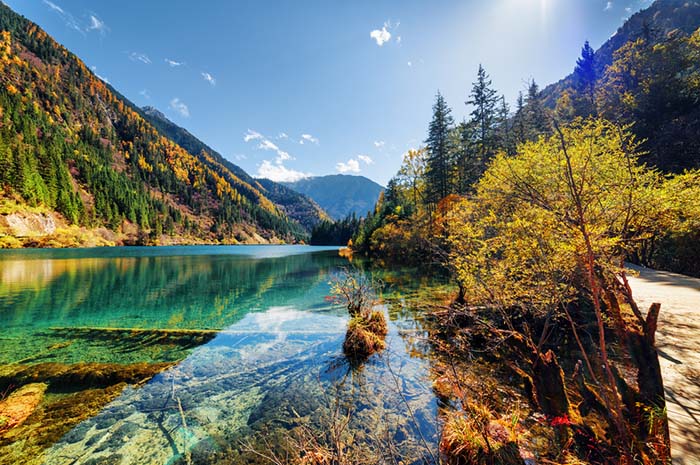 danau jernih di taman nasional lembah jiuzhai